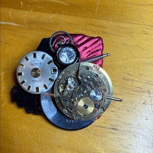 Montane 17 Jewels clock face steampunk brooch